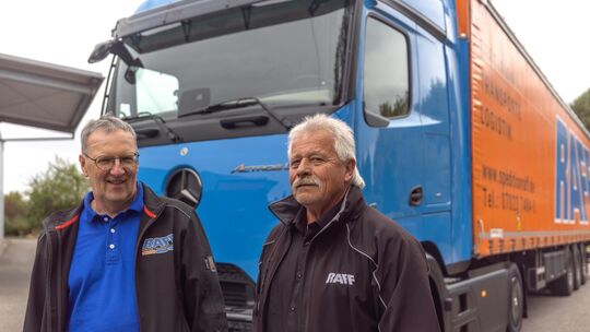 Hepsisaus Ortsvorsteher Wolfgang Loser fährt bei Spedition Raff auch mit 70 noch Brummi. Links sein "Teilzeit-Chef" Karl Heinz R