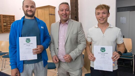 Die erfolgreichen Neidlinger Schützen Serhiy Kudrya (links) und Max Braun (rechts) mit Bürgermeister Jürgen Ebler. Foto: Peter D