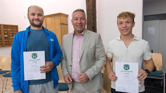 Die erfolgreichen Neidlinger Schützen Serhiy Kudrya (links) und Max Braun (rechts) mit Bürgermeister Jürgen Ebler. Foto: Peter D Die erfolgreichen Neidlinger Schützen Serhiy Kudrya (links) und Max Braun (rechts) mit Bürgermeister Jürgen Ebler. Foto: Peter D