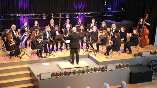 Große Besetzung: Das Holzbläserensemble der Stadtkapelle musizierte unter der Leitung von Harry D. Bath: Foto: Rainer Kellmayer