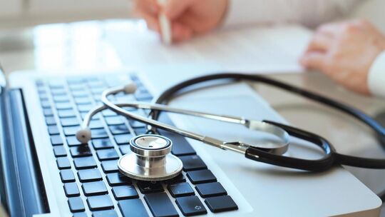 Seit einem Jahr müssen Ärztinnen und Ärzte die elektronische Patientenakte (ePA) mit Befunden füttern. Symbolfoto