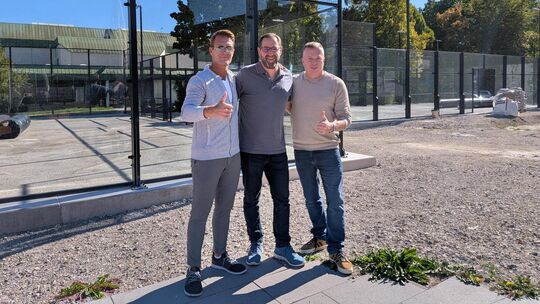 Daumen hoch vom Jesinger Tennisvorstand (von links): Markus Bayer, Daniel Bihon und Stefan Zimmerer freuen sich auf die Eröffnun