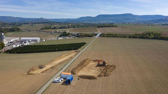 Aus der Luft sind die archäologischen Arbeiten gut zu erkennen. Foto: Carsten Riedl