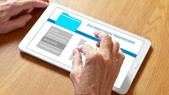 Zwischen Theorie und Praxis liegt bei der elektronischen Patientenakte ein weites Feld – auch nach einem Jahr. Foto: Adobe Stock Zwischen Theorie und Praxis liegt bei der elektronischen Patientenakte ein weites Feld – auch nach einem Jahr. Foto: Adobe Stock