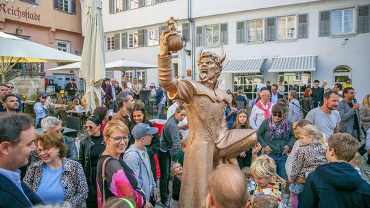 Die Enthüllung der Statue am vergangenen Wochenende. Im Netz wurde das Geschehen über 3600 Mal kommentiert. Foto: Roberto Bulgri Die Enthüllung der Statue am vergangenen Wochenende. Im Netz wurde das Geschehen über 3600 Mal kommentiert. Foto: Roberto Bulgri