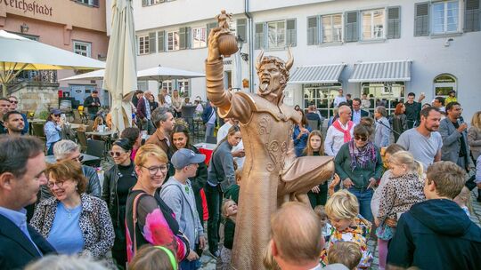 Die Enthüllung der Statue am vergangenen Wochenende. Im Netz wurde das Geschehen über 3600 Mal kommentiert. Foto: Roberto Bulgri Die Enthüllung der Statue am vergangenen Wochenende. Im Netz wurde das Geschehen über 3600 Mal kommentiert. Foto: Roberto Bulgri