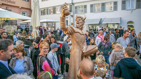 Die Enthüllung der Statue hatte noch eine Art Volksfestcharakter. Die Kritik wurde erst im Anschluss laut.