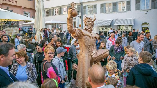 Die Enthüllung der Statue hatte noch eine Art Volksfestcharakter. Die Kritik wurde erst im Anschluss laut. Die Enthüllung der Statue hatte noch eine Art Volksfestcharakter. Die Kritik wurde erst im Anschluss laut.