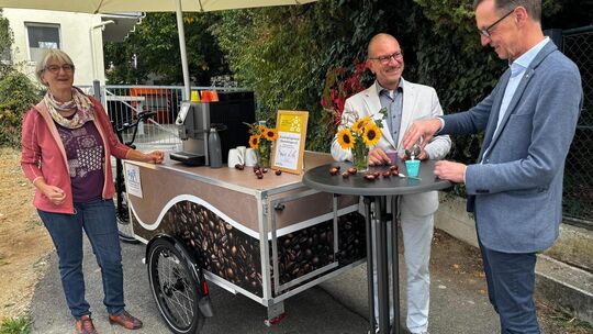 Simone Zwicker serviert Bürgermeister Ulrich Spangenberg und Pfarrer Ulrich Dreesman (von links) einen Espresso aus dem neuen Ka Simone Zwicker serviert Bürgermeister Ulrich Spangenberg und Pfarrer Ulrich Dreesman (von links) einen Espresso aus dem neuen Ka