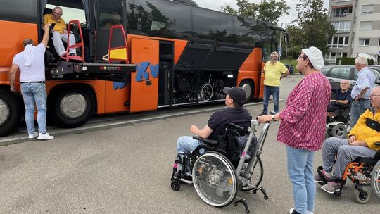 Für größere Touren der AMSEL-Kontaktgruppe braucht es einen rollstuhlgerechten Reisebus. Für das Ein- und Aussteigen ist jeweils