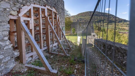 Eine Außenmauer der Burg muss durch eine Holzkonstruktion gestützt werden.  Foto: Carsten Riedl