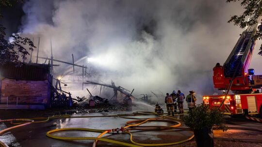 167 Einsatzkräfte und neun Feuerwehren waren im Sommer 2023 vor Ort, um den Brand auf dem Hofgut Bodelshofen zu löschen. Der Sch 167 Einsatzkräfte und neun Feuerwehren waren im Sommer 2023 vor Ort, um den Brand auf dem Hofgut Bodelshofen zu löschen. Der Sch