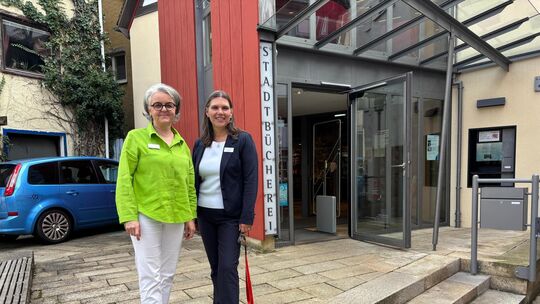 Stadtbücherei Weilheim feiert 25-jähriges Bestehen: Leiterin Ellen Keller-Bitzer (r.) und Kathrin Theilig. Foto: Thomas Zapp Stadtbücherei Weilheim feiert 25-jähriges Bestehen: Leiterin Ellen Keller-Bitzer (r.) und Kathrin Theilig. Foto: Thomas Zapp