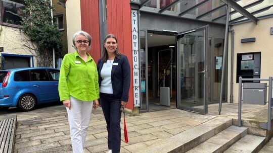 Stadtbücherei Weilheim feiert 25-jähriges Bestehen: Leiterin Ellen Keller-Bitzer (r.) und Kathrin Theilig. Foto: Thomas Zapp Stadtbücherei Weilheim feiert 25-jähriges Bestehen: Leiterin Ellen Keller-Bitzer (r.) und Kathrin Theilig. Foto: Thomas Zapp