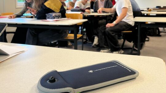 Die Handytaschen können nur durch große Magnete wieder geöffnet werden, die an den Ausgängen des Ludwig-Uhland-Gymasiums befesti Die Handytaschen können nur durch große Magnete wieder geöffnet werden, die an den Ausgängen des Ludwig-Uhland-Gymasiums befesti