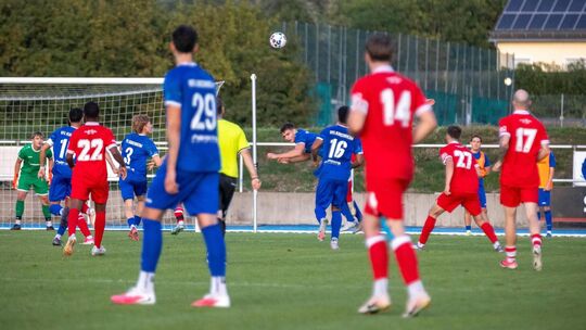 Hier im direkten Kräftemessen vor drei Woche, geht es für Weilheim und Kirchheim am Sonntag im Fernduell weiter. Foto: Michael T
