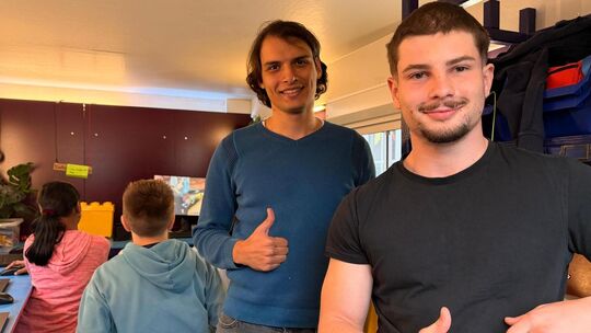 Angelos Paltoglou (links) und Nouri Zighmi begleiten die Besucher der Mobilen Zockbude und stehen bei Fragen rund ums Gaming zur Angelos Paltoglou (links) und Nouri Zighmi begleiten die Besucher der Mobilen Zockbude und stehen bei Fragen rund ums Gaming zur