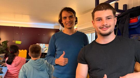 Angelos Paltoglou (links) und Nouri Zighmi begleiten die Besucher der Mobilen Zockbude und stehen bei Fragen rund ums Gaming zur Angelos Paltoglou (links) und Nouri Zighmi begleiten die Besucher der Mobilen Zockbude und stehen bei Fragen rund ums Gaming zur