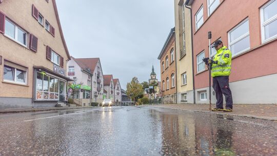 Die Vermessungstechniker sind schon an der Arbeit. Die Ortsdurchfahrt in Weilheim wird im Frühjahr erneuert. Foto: Carsten Riedl