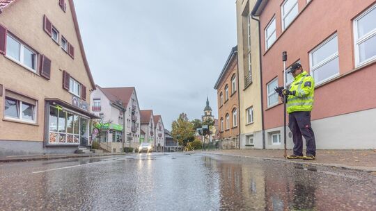Die Vermessungstechniker sind schon an der Arbeit. Die Ortsdurchfahrt in Weilheim wird im Frühjahr erneuert. Foto: Carsten Riedl