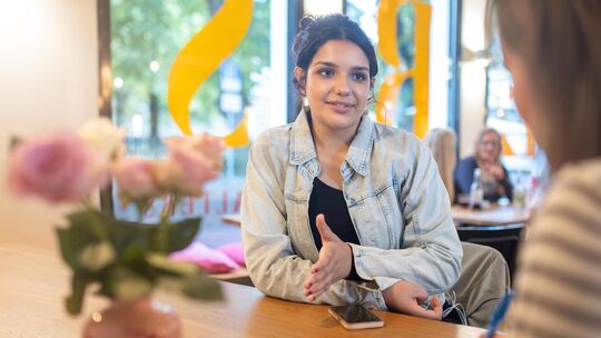 Die 15-jährige Layla Al-Hashimi aus Kirchheim ist eine junge, engagierte Frau mit klaren Zielen für ihre Zukunft. Foto: Carsten Die 15-jährige Layla Al-Hashimi aus Kirchheim ist eine junge, engagierte Frau mit klaren Zielen für ihre Zukunft. Foto: Carsten