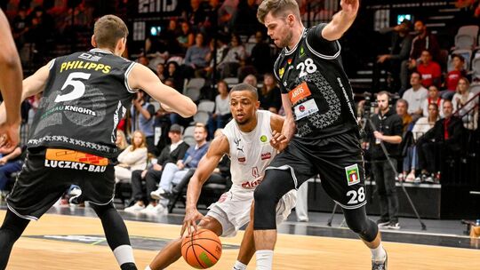 Die Kirchheimer Zange greift zu: Julius Wolf (rechts) und Christoph Philipps stören Nürnbergs Point Guard Xavier Bell bereits im