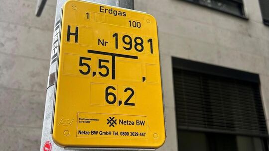 Die gelben Tafeln geben Hinweise, wo sich Absperreinrichtungen für Gasleitungen befinden. Die gelben Tafeln geben Hinweise, wo sich Absperreinrichtungen für Gasleitungen befinden.