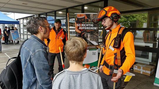 Forstwirtschaftsmeister Johannes Henninger (hinten links) berichtet gerne aus seinem Arbeitsalltag. Foto: Sabine Ackermann Forstwirtschaftsmeister Johannes Henninger (hinten links) berichtet gerne aus seinem Arbeitsalltag. Foto: Sabine Ackermann