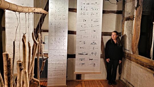 Marie Dréa in ihrer Rauminstallation Point de Départ im Lenninger Papiermuseum. Foto: Florian Stegmaier Marie Dréa in ihrer Rauminstallation Point de Départ im Lenninger Papiermuseum. Foto: Florian Stegmaier
