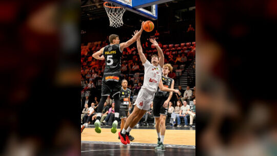 „Not in my house“: Chris Philipps blockt einen Wurf von Nürnbergs Daniel Heiterhoff. Unter den Körben sind die Knights aus Kirch