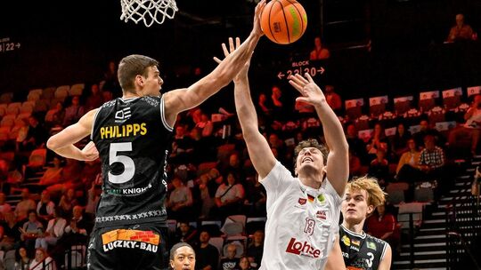 „Not in my house“: Chris Philipps blockt einen Wurf von Nürnbergs Daniel Heiterhoff. Unter den Körben sind die Knights aus Kirch „Not in my house“: Chris Philipps blockt einen Wurf von Nürnbergs Daniel Heiterhoff. Unter den Körben sind die Knights aus Kirch