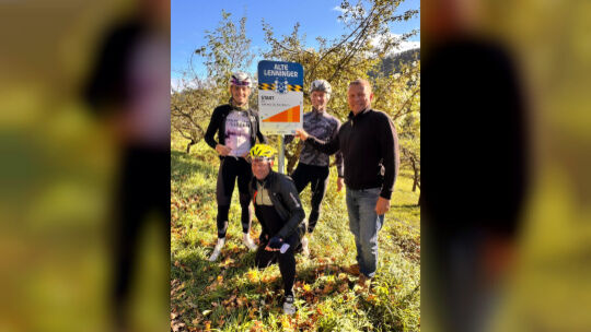 Leo Ebner, Straßenbauamtsleiter Thorsten König, Jan Barocka und Lenningens Bürgermeister Michael Schlecht beim Anbringen des Sta