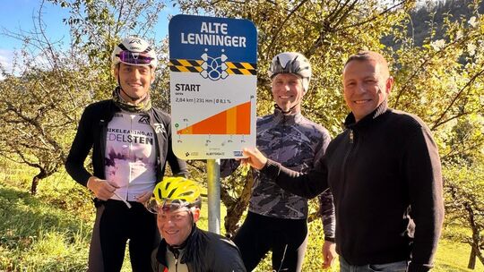 Leo Ebner, Straßenbauamtsleiter Thorsten König, Jan Barocka und Lenningens Bürgermeister Michael Schlecht beim Anbringen des Sta
