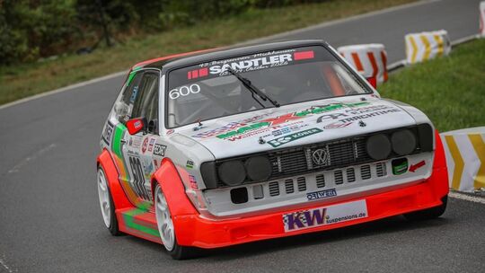 Bergrennfahrer Marc Längerer aus Schlattstall sagt seinem VW Adieu. Foto: Joachim Osswald