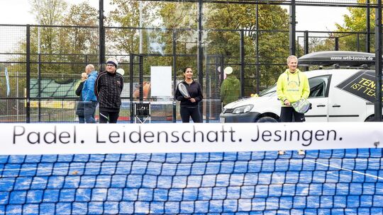 Das Angebot des TSV Jesingen ist um eine Trendsportart reicher: Seit Sonntag kann man in den Lehenäckern auf zwei Plätzen Padelt Das Angebot des TSV Jesingen ist um eine Trendsportart reicher: Seit Sonntag kann man in den Lehenäckern auf zwei Plätzen Padelt