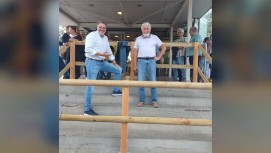 Sie trotzen der Stolpergefahr innerhalb des eingezäunten Bereichs am Aufgang zur Sporthalle Stadtmitte: die Stadträte Karl-Micha