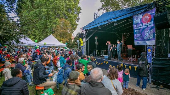 Beim Future-Wave-Festival gab es ein buntes Bühnenprogramm: von einer Zaubershow am Nachmittag bis zur Berliner Rapperin Futureb