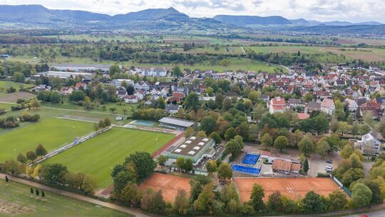 Die Jesinger Lehenäcker aus der Vogelperspektive Richtung Albtrauf. In Verlängerung an die Sporthalle soll auf den beiden Sandpl