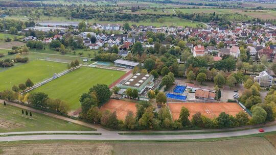 Die Jesinger Lehenäcker aus der Vogelperspektive Richtung Albtrauf. In Verlängerung an die Sporthalle soll auf den beiden Sandpl