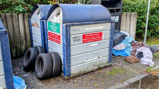 Momentaufnahme in der Saarstraße: Wer sich den Gang zum Wertstoffhof ersparen will, entsorgt seinen Müll häufig illegal an einem Momentaufnahme in der Saarstraße: Wer sich den Gang zum Wertstoffhof ersparen will, entsorgt seinen Müll häufig illegal an einem