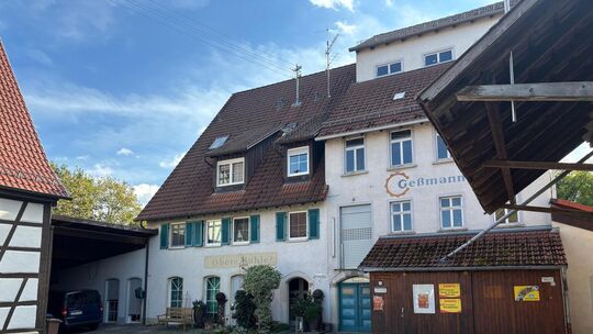 Der linke Teil soll bestehen bleiben, rechts wird abgerissen. Am rechten Bildrand sieht man einen Teil vom Schuppen. Hier soll e Der linke Teil soll bestehen bleiben, rechts wird abgerissen. Am rechten Bildrand sieht man einen Teil vom Schuppen. Hier soll e
