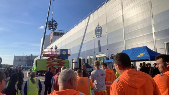 Mit doppelter Richtkrone – in echt und als Schatten – hat Lidl am Mittwoch das Richtfest am Standort des Logistikzentrums in der