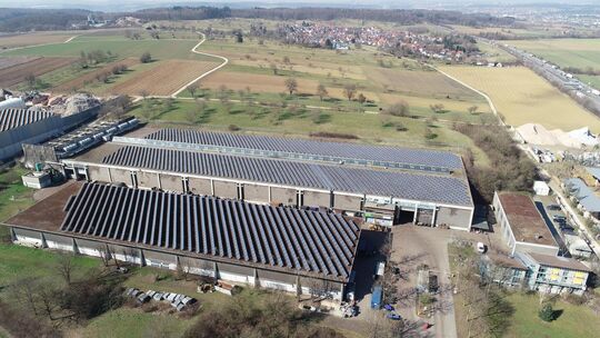 Die PV-Module auf den beiden Dächern des Kirchheimer Kompostwerks sind annähernd 20 Jahre alt und haben eine Leistung von knapp
