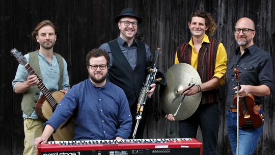 LUAS’ vielfältiges Repertoire reicht von sehnsüchtigen Slow Airs über Balladen hin zu mitreißenden, energiegeladenen Reels mit ‚ LUAS’ vielfältiges Repertoire reicht von sehnsüchtigen Slow Airs über Balladen hin zu mitreißenden, energiegeladenen Reels mit ‚