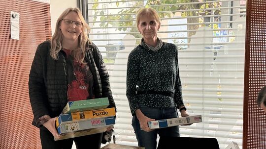 Sina Detert (rechts) hat den Kirchheimer PuzzleTausch ins Leben gerufen. Foto: Jule Störk Sina Detert (rechts) hat den Kirchheimer PuzzleTausch ins Leben gerufen. Foto: Jule Störk