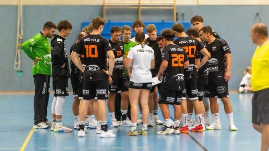 Lagebesprechung in Lenningen: Die HSG feilt noch am Matchplan für das Heimspiel gegen Uhingen-Holzhausen. Foto: Michael Tilp Lagebesprechung in Lenningen: Die HSG feilt noch am Matchplan für das Heimspiel gegen Uhingen-Holzhausen. Foto: Michael Tilp