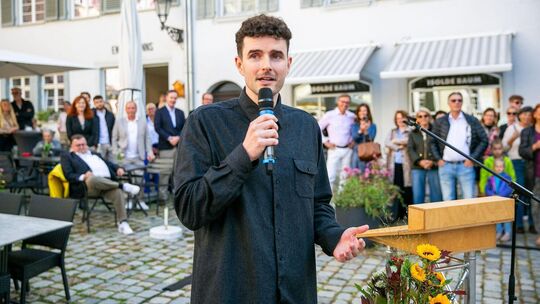 Künstler Tim Bengel bei der Enthüllung seiner Statue auf dem Esslinger Rathausplatz. Foto: Roberto Bulgrin Künstler Tim Bengel bei der Enthüllung seiner Statue auf dem Esslinger Rathausplatz. Foto: Roberto Bulgrin