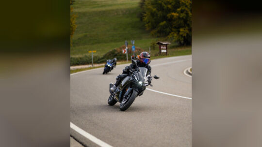 Weil die Kurve an der Pfulb sehr einsichtig ist, eignet sie sich für die Motorradfahrer gut zum Üben der Schräglage. Foto: pr