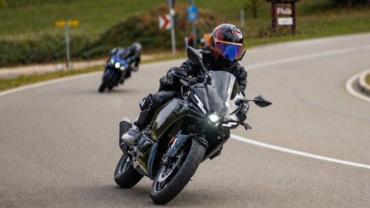 Weil die Kurve an der Pfulb sehr einsichtig ist, eignet sie sich für die Motorradfahrer gut zum Üben der Schräglage. Foto: pr Weil die Kurve an der Pfulb sehr einsichtig ist, eignet sie sich für die Motorradfahrer gut zum Üben der Schräglage. Foto: pr