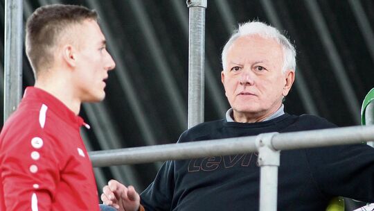 Micky Corucle, hier mit seinem Sohn Julian im Jahr 2023, hat als Trainer beim VfL Kirchheim aufgehört. Archivfoto: Ralf Görlitz